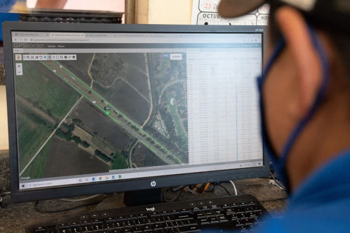 Despachador revisando sistema GPS en la frontera - monitoreo de flota en tiempo real